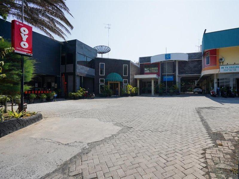 Oyo 1652 Hotel Tampiarto Probolinggo Exterior photo