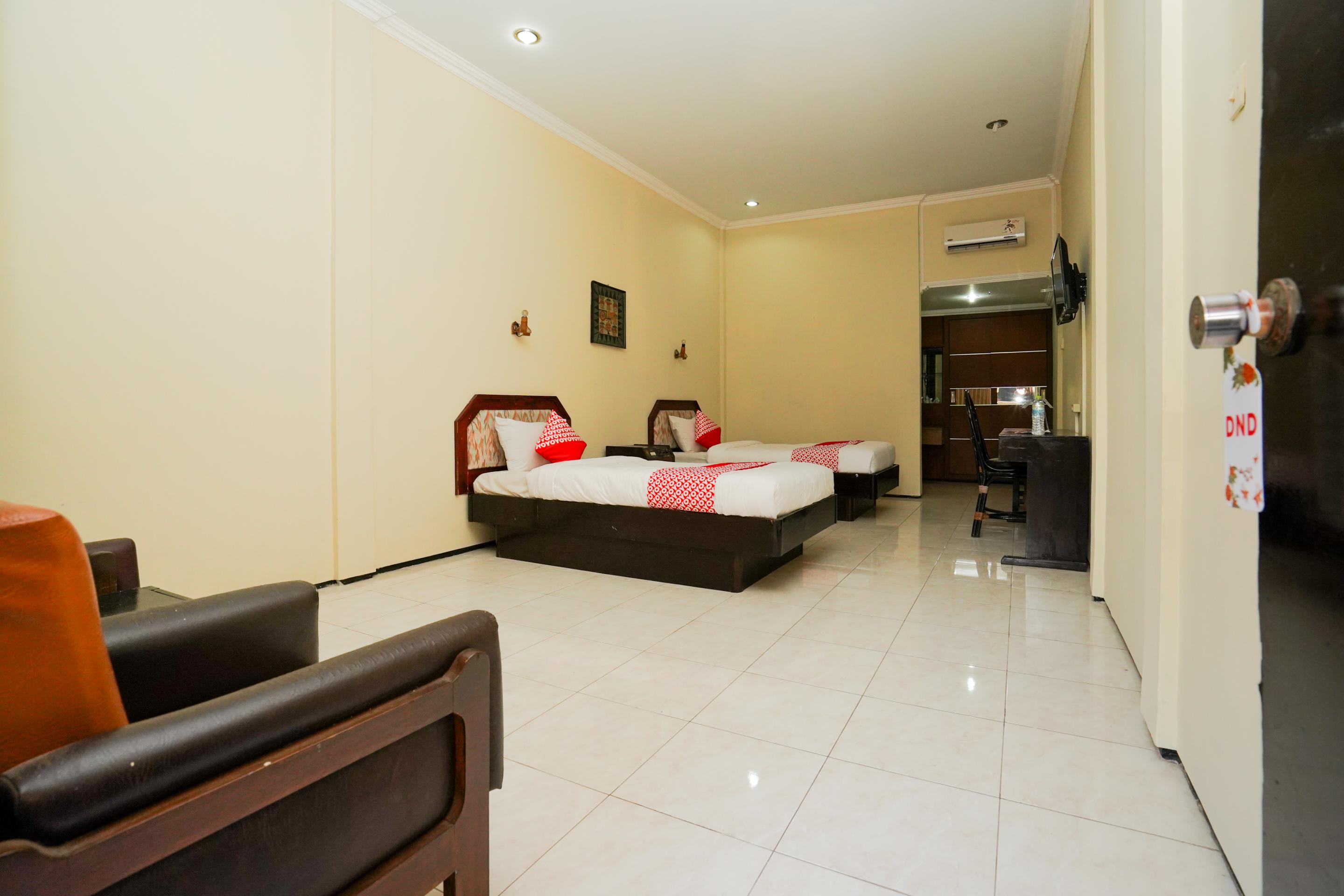 Oyo 1652 Hotel Tampiarto Probolinggo Exterior photo