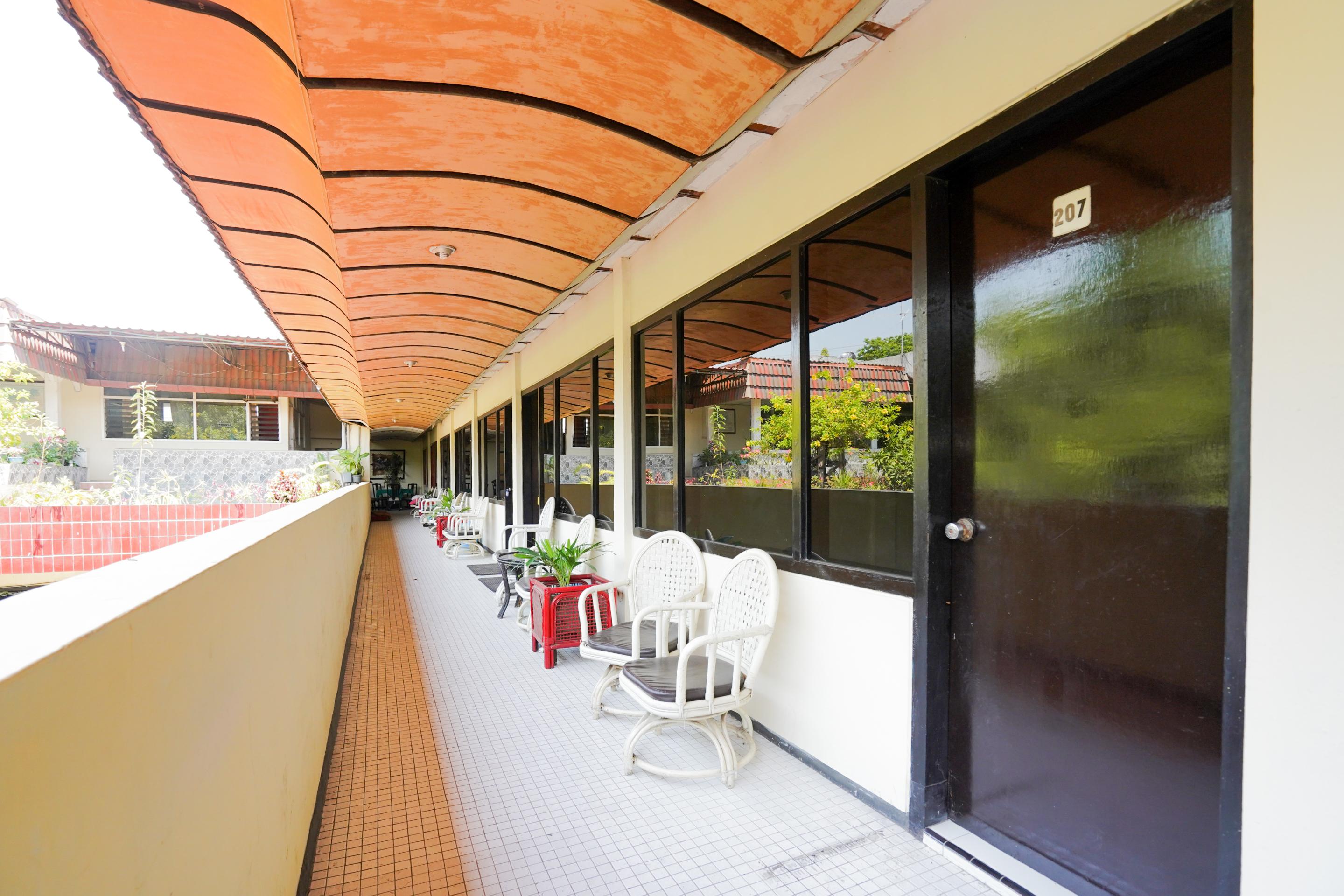 Oyo 1652 Hotel Tampiarto Probolinggo Exterior photo