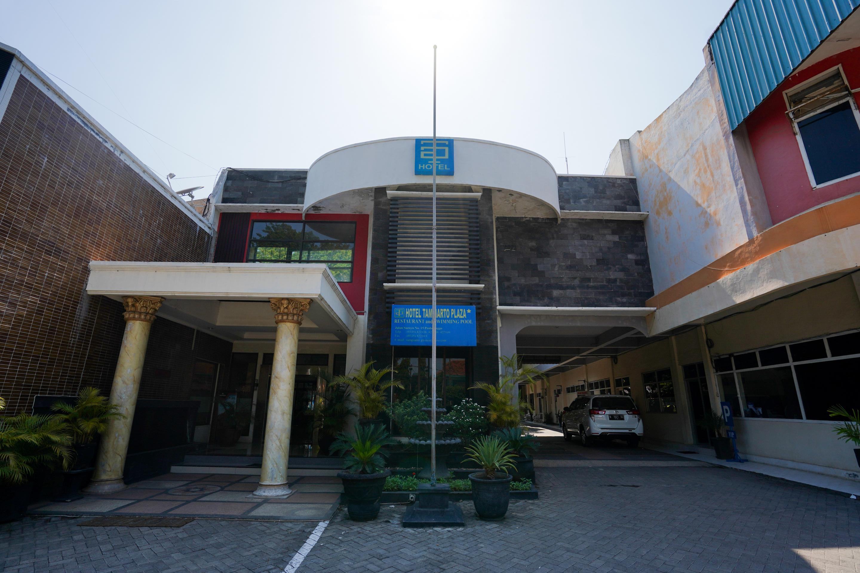 Oyo 1652 Hotel Tampiarto Probolinggo Exterior photo