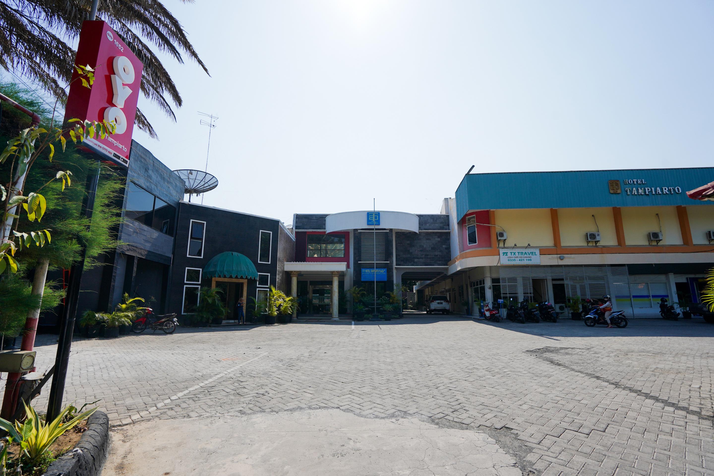 Oyo 1652 Hotel Tampiarto Probolinggo Exterior photo