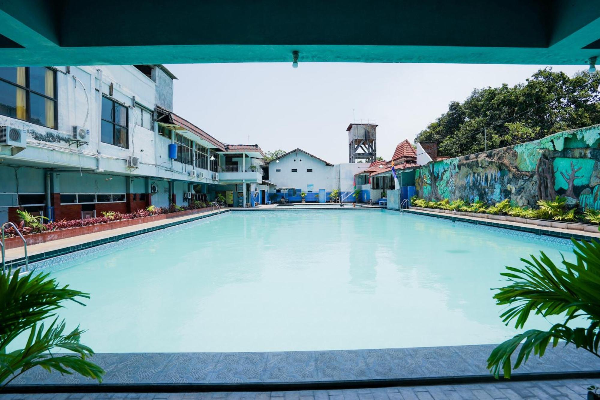 Oyo 1652 Hotel Tampiarto Probolinggo Exterior photo