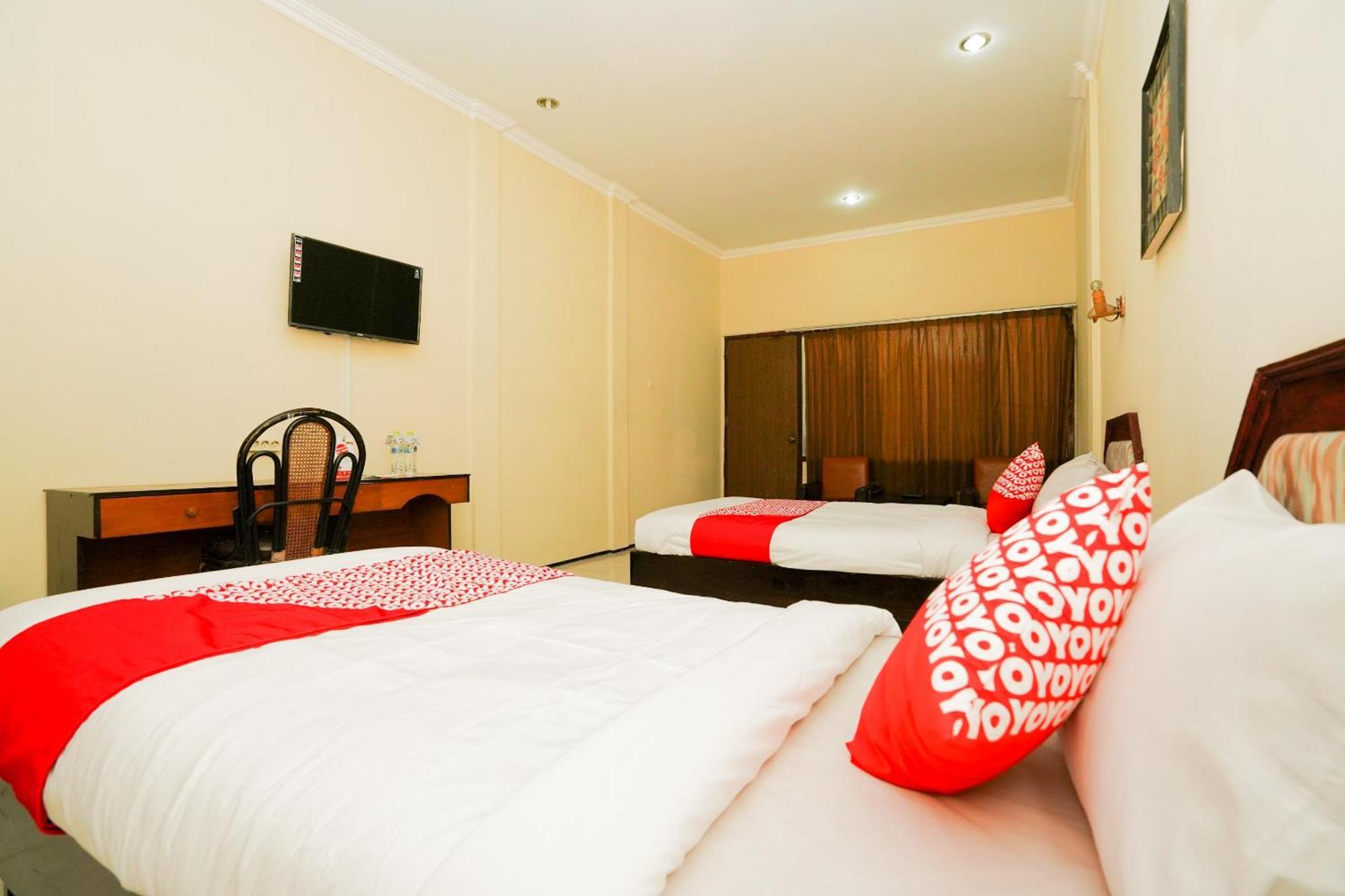Oyo 1652 Hotel Tampiarto Probolinggo Exterior photo