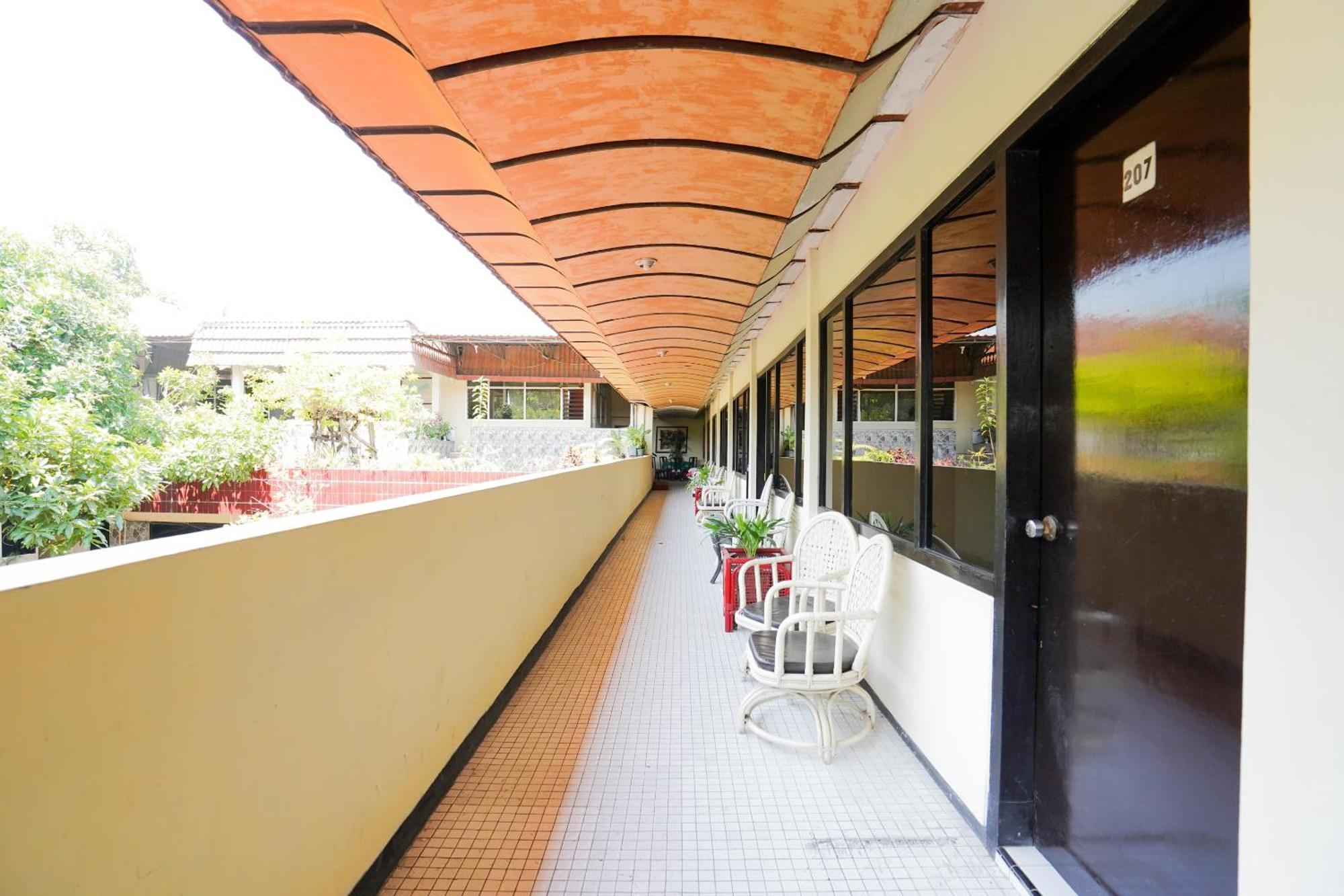 Oyo 1652 Hotel Tampiarto Probolinggo Exterior photo