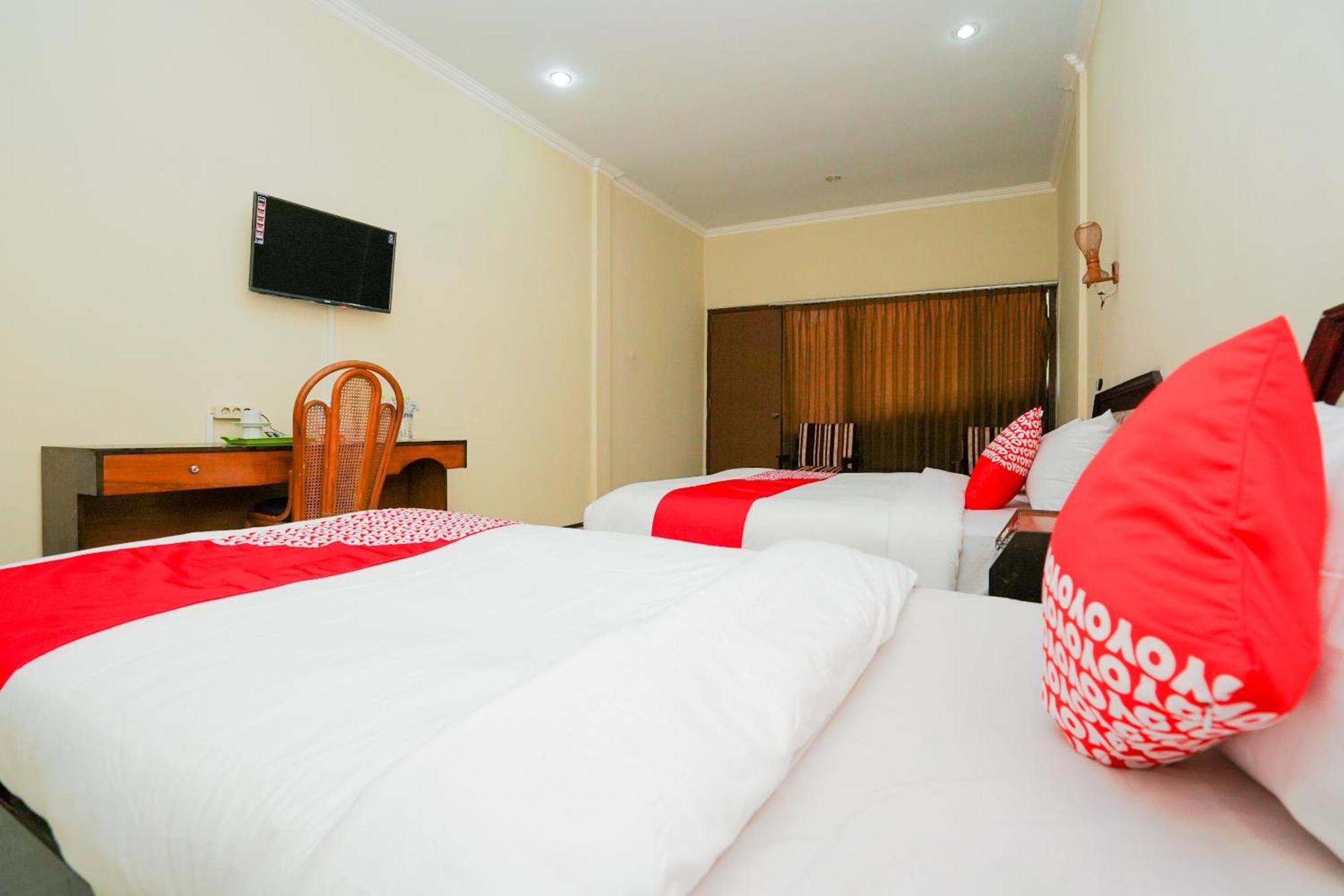 Oyo 1652 Hotel Tampiarto Probolinggo Exterior photo