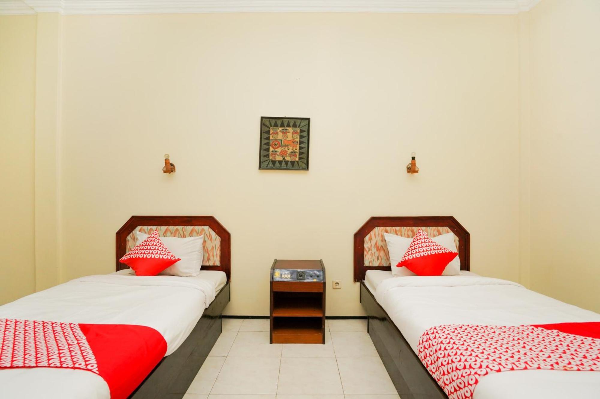 Oyo 1652 Hotel Tampiarto Probolinggo Exterior photo