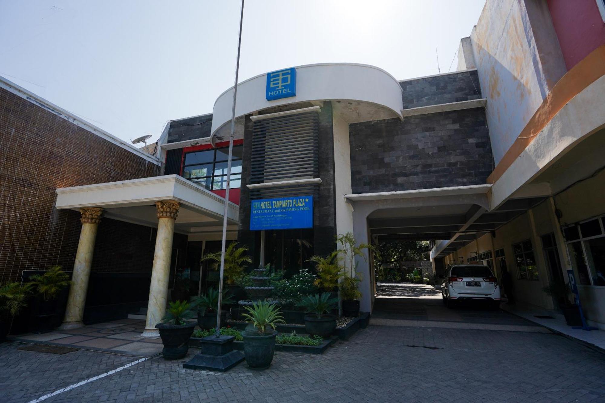 Oyo 1652 Hotel Tampiarto Probolinggo Exterior photo