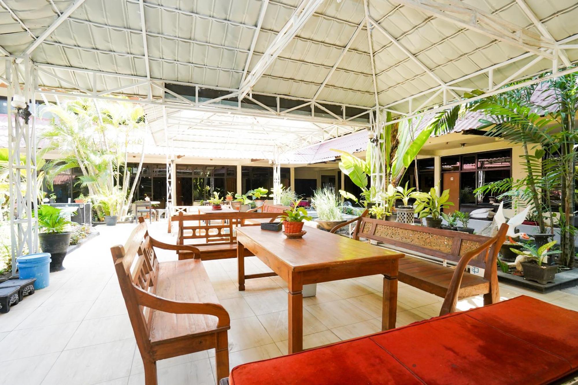 Oyo 1652 Hotel Tampiarto Probolinggo Exterior photo