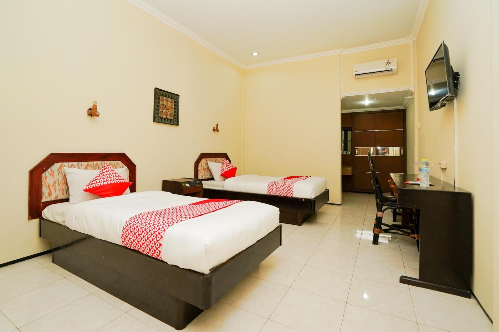 Oyo 1652 Hotel Tampiarto Probolinggo Exterior photo