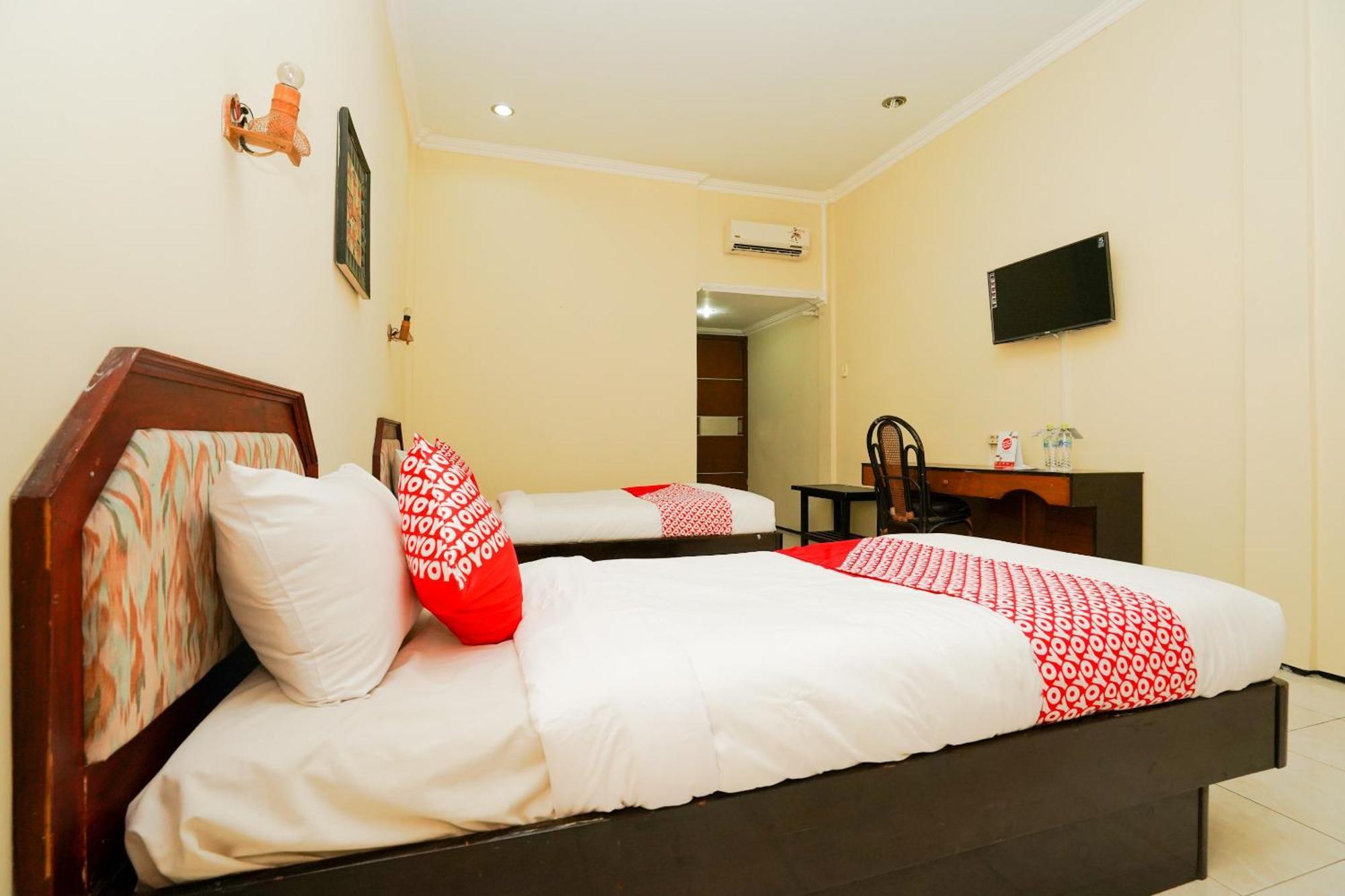 Oyo 1652 Hotel Tampiarto Probolinggo Exterior photo