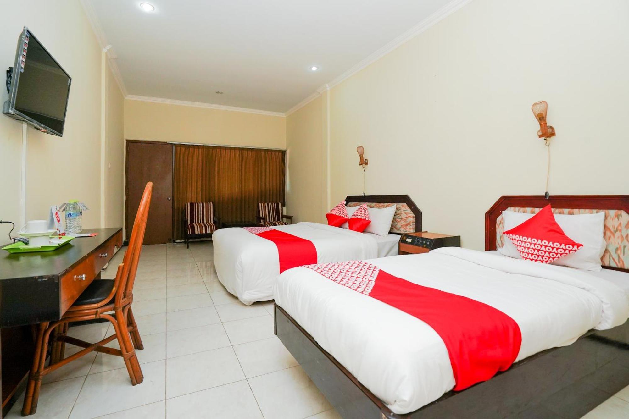 Oyo 1652 Hotel Tampiarto Probolinggo Exterior photo