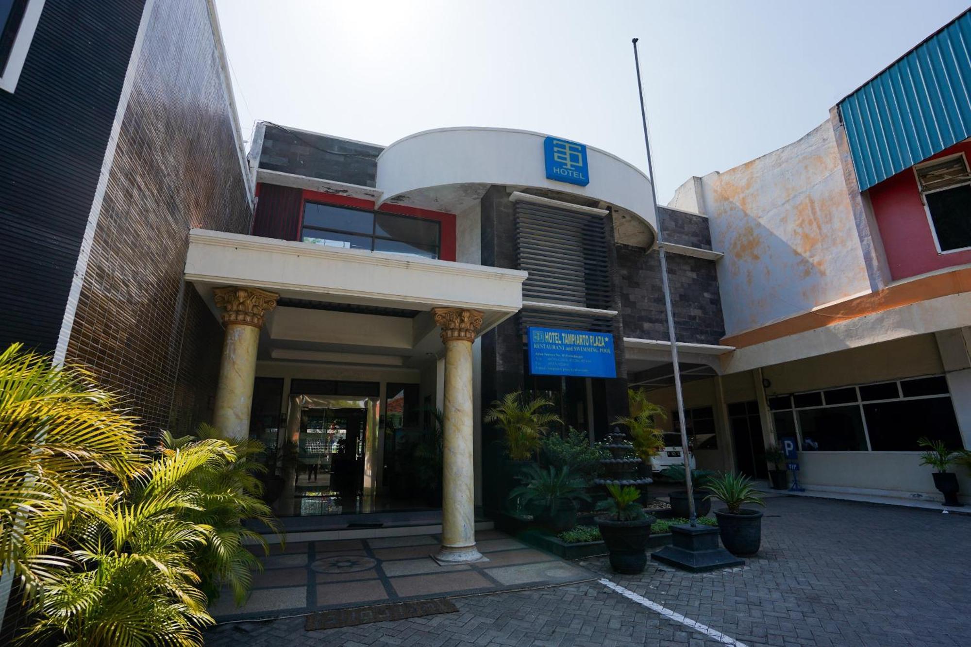 Oyo 1652 Hotel Tampiarto Probolinggo Exterior photo