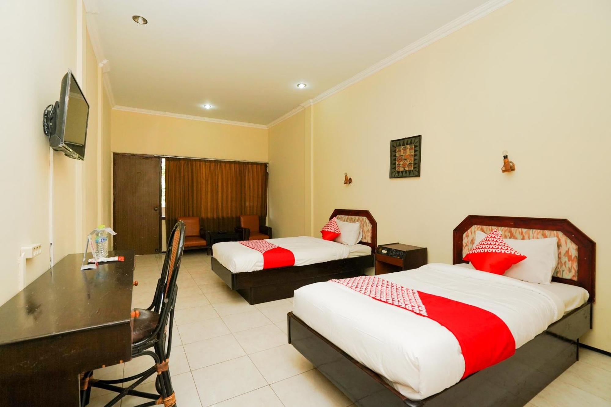 Oyo 1652 Hotel Tampiarto Probolinggo Exterior photo