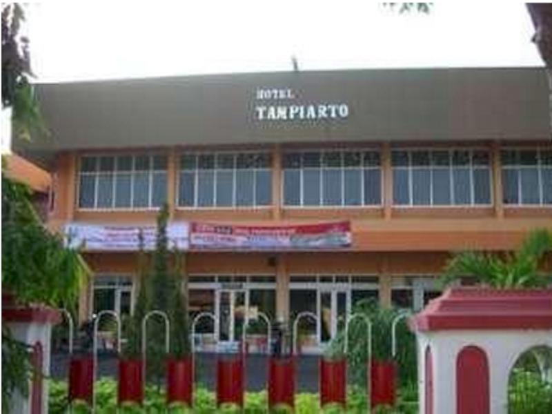 Oyo 1652 Hotel Tampiarto Probolinggo Exterior photo