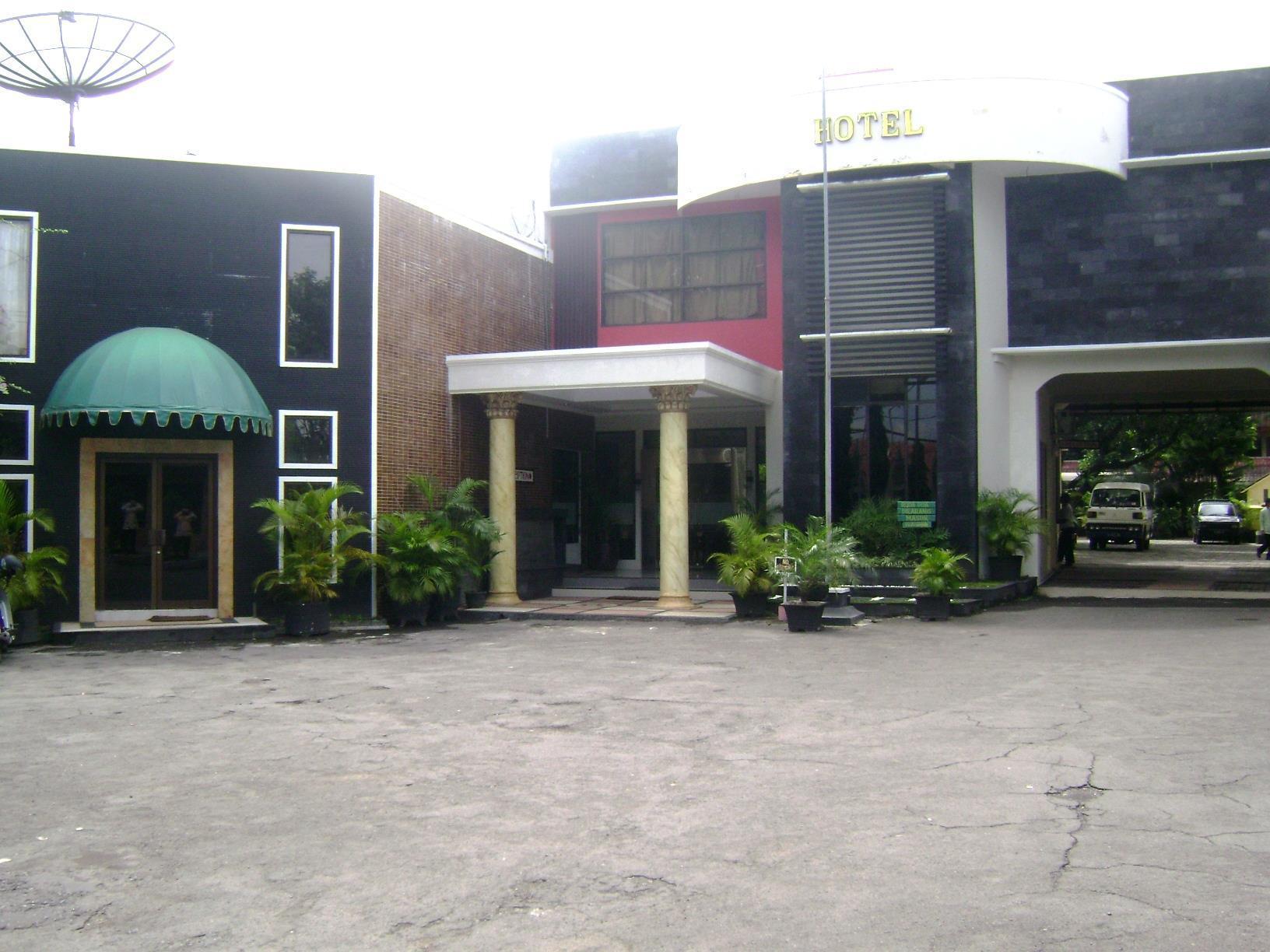 Oyo 1652 Hotel Tampiarto Probolinggo Exterior photo
